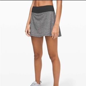 Lululemon Athletica Pace Rival Mid-Rise Skirt Gray and Black Size 6 Long